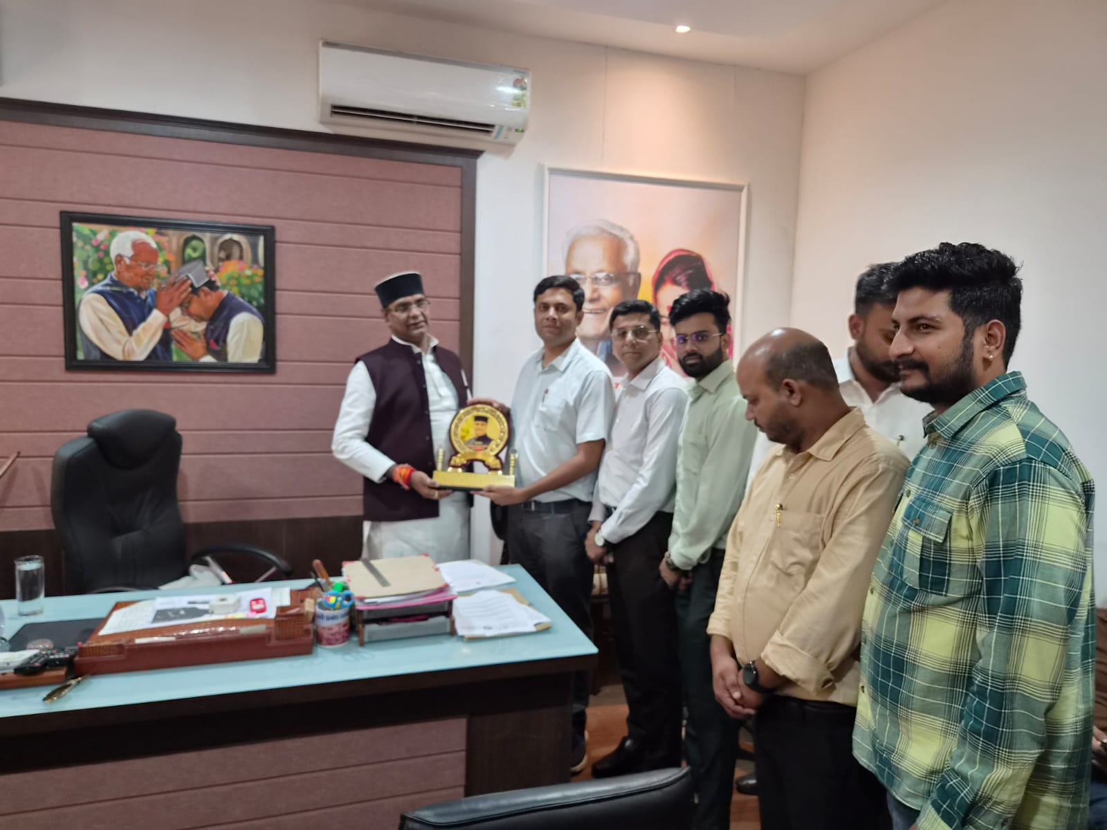 भोपाल में भाजपा चिकित्सा प्रकोष्ठ के चिकित्सक साथियों ने मप्र सरकार में सहकारिता, खेल एवं युवा कल्याण विभाग के मंत्री महोदय श्री विश्वास कैलाश सारंग जी भेंट की। संगठन एवं प्रकोष्ठ की आगामी गतिविधियों पर चर्चा की।